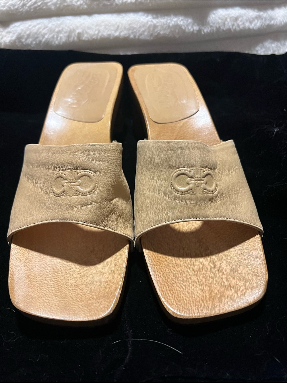 Vtg Salvatore Ferragamo Beige Leather Embossed Gancini Logo Wood Slide Mules 8.5